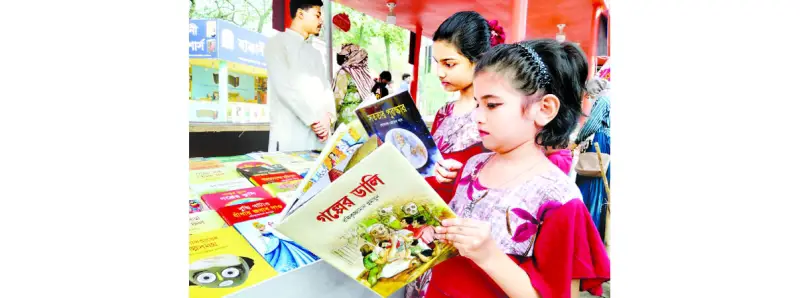 বাবা মায়ের হাত ধরে মেলায় এলো শিশুরাও বাবা মায়ের হাত ধরে মেলায় এলো শিশুরাও