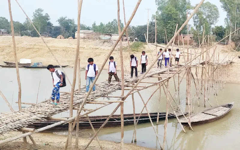 চার গ্রামবাসীদের ভরসা  বাঁশের সাঁকো