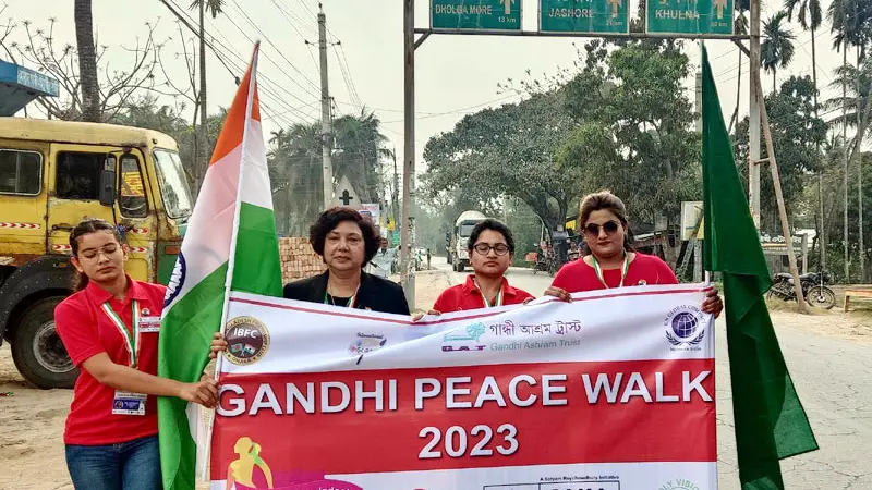 মহাত্মা গান্ধীর শান্তির বাণী ছড়াতে কলকাতা থেকে পায়ে হেঁটে চার নারী বাংলাদেশে মহাত্মা গান্ধীর শান্তির বাণী ছড়াতে কলকাতা থেকে পায়ে হেঁটে চার নারী বাংলাদেশে