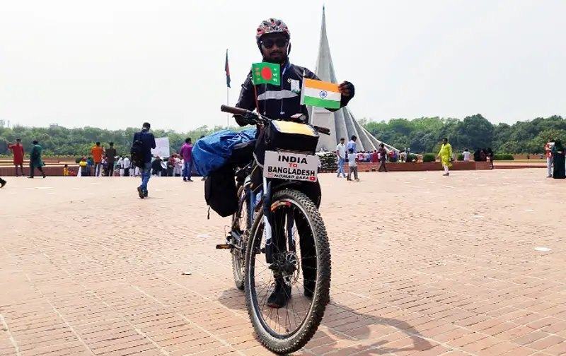 ভারত থেকে সাইকেলে স্মৃতিসৌধে যুবক