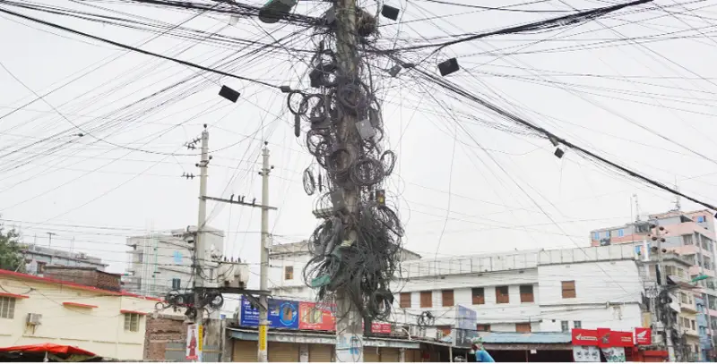 রাজশাহীতে বিদ্যুতের খুঁটিতে খুঁটিতে তারের জঞ্জাল রাজশাহীতে বিদ্যুতের খুঁটিতে খুঁটিতে তারের জঞ্জাল