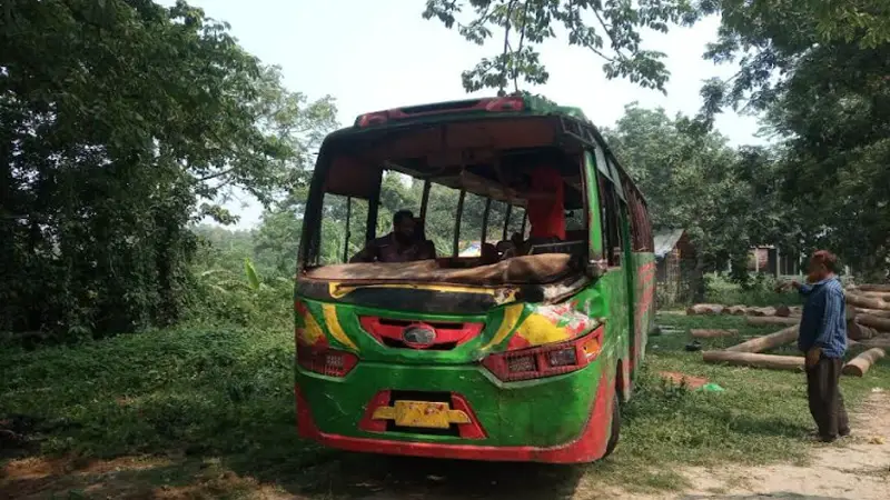 বাস ছিনতাই করে কেটে বিক্রির চেষ্টা, আটক ৩