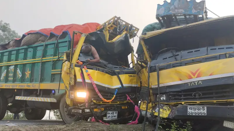 কালিহাতীতে দুই ট্রাকের মুখোমুখি সংঘর্ষে চালক নিহত