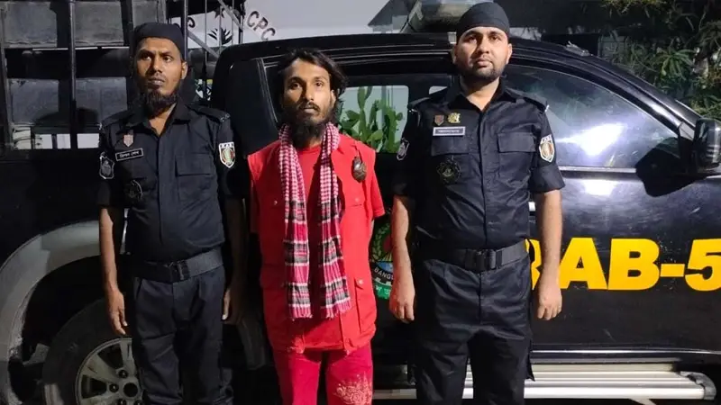 মাজারের দরবেশ ছদ্মবেশে হেরোইন পাচার মাজারের দরবেশ ছদ্মবেশে হেরোইন পাচার