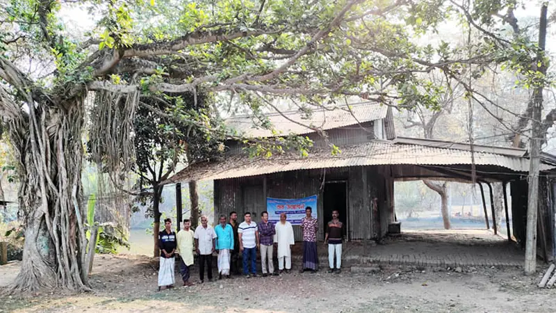 মুখ থুবড়ে পড়ে আছে বঙ্গবন্ধুর হেলালিয়া হাট রেল স্টেশন