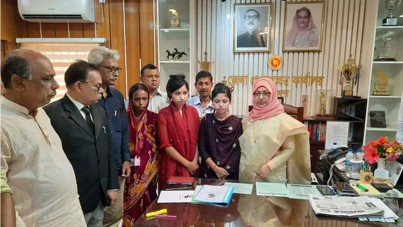 বখাটের হামলায় নিহত স্কুলছাত্রীর বড় বোনকে চাকরি দিলেন ডিসি বখাটের হামলায় নিহত স্কুলছাত্রীর বড় বোনকে চাকরি দিলেন ডিসি
