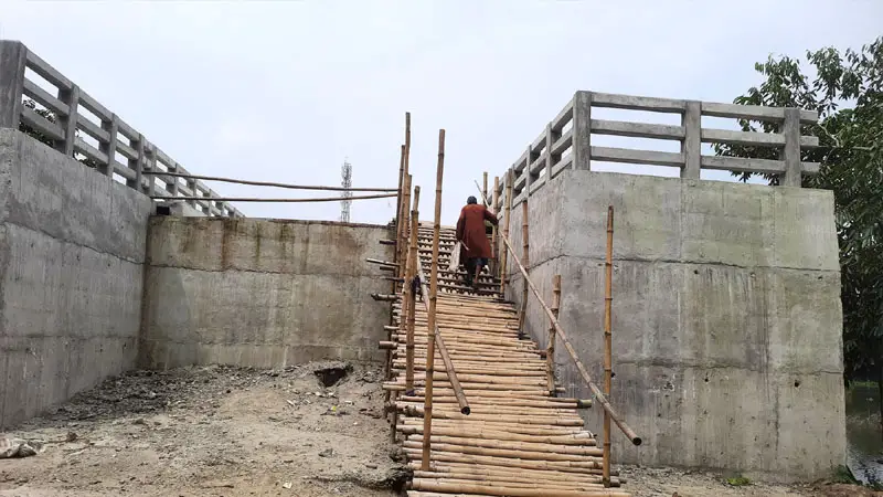 সংযোগ সড়ক না থাকায় বাঁশের মই দিয়ে সেতু পারাপার সংযোগ সড়ক না থাকায় বাঁশের মই দিয়ে সেতু পারাপার