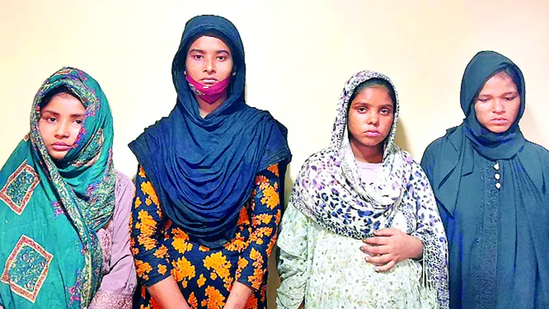 বাচ্চা কোলে নিয়ে ছিনতাই, চার নারী গ্রেপ্তার বাচ্চা কোলে নিয়ে ছিনতাই, চার নারী গ্রেপ্তার