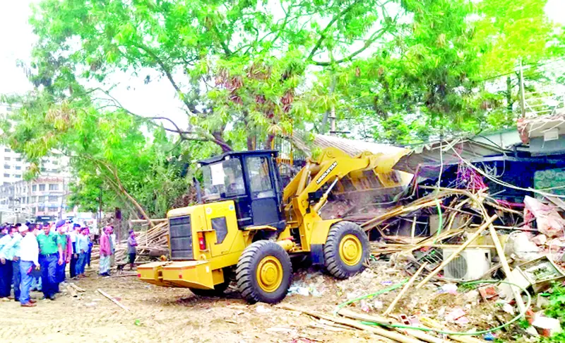 চট্টগ্রামে গুঁড়িয়ে  দেওয়া হলো  অবৈধ  স্থাপনা