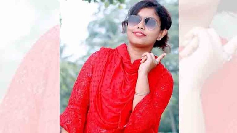 পা ধরে ক্ষমা চাইলেন ছাত্রলীগের সেই নেত্রী পা ধরে ক্ষমা চাইলেন ছাত্রলীগের সেই নেত্রী