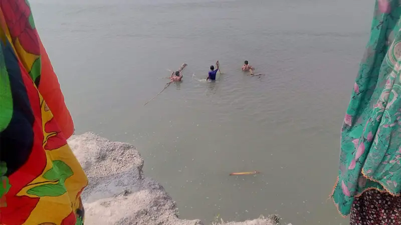 ধরলার পাড়ে সন্তানদের বসিয়ে গোসল করতে নেমে গৃহবধূর মৃত্যু ধরলার পাড়ে সন্তানদের বসিয়ে গোসল করতে নেমে গৃহবধূর মৃত্যু
