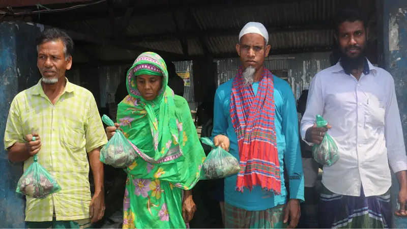 স্বল্প আয়ের মানুষদের কাছে কম দামে মাছ মাংস বিক্রি