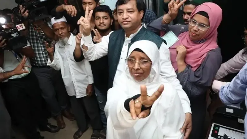 বুকে নৌকার ব্যাজ লাগিয়ে ভোট দেন টেবিল ঘড়ি প্রতীকে বুকে নৌকার ব্যাজ লাগিয়ে ভোট দেন টেবিল ঘড়ি প্রতীকে