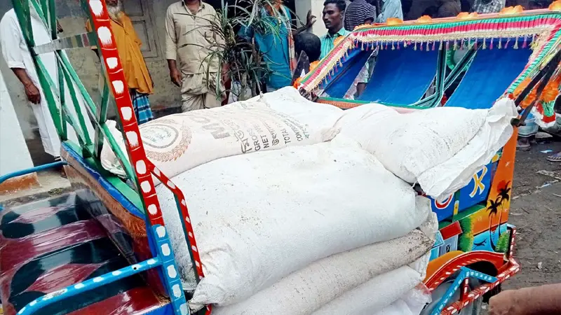 পাচার কালে প্রণোদনার সার ও বীজ আটক পাচার কালে প্রণোদনার সার ও বীজ আটক