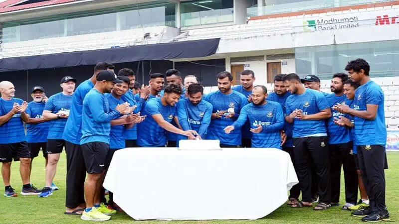 কেক কেটে বঙ্গবন্ধুর জন্মদিন উদযাপন করল টাইগাররা কেক কেটে বঙ্গবন্ধুর জন্মদিন উদযাপন করল টাইগাররা
