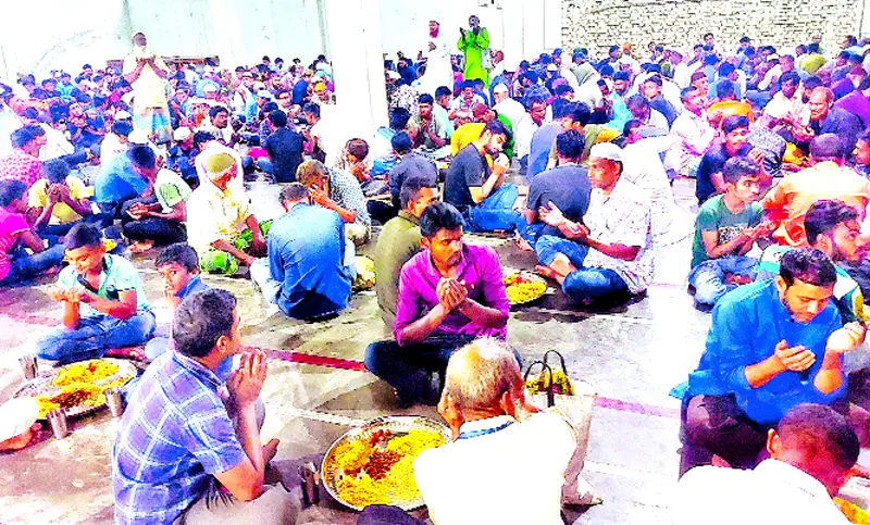 রমজানে প্রতিদিন ৬শ’ রোজাদারের ইফতার চলছে ১৭ বছর ধরে রমজানে প্রতিদিন ৬শ’ রোজাদারের ইফতার চলছে ১৭ বছর ধরে