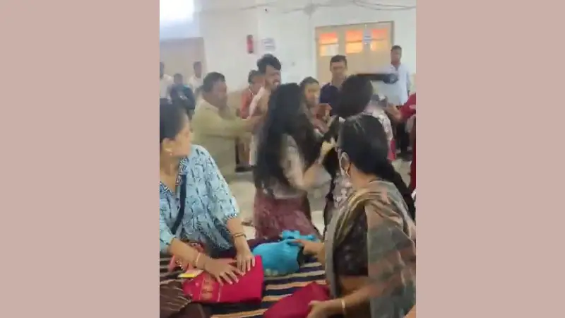 এক শাড়ি নিয়ে দুই নারীর চুলোচুলি (ভিডিও) এক শাড়ি নিয়ে দুই নারীর চুলোচুলি (ভিডিও)