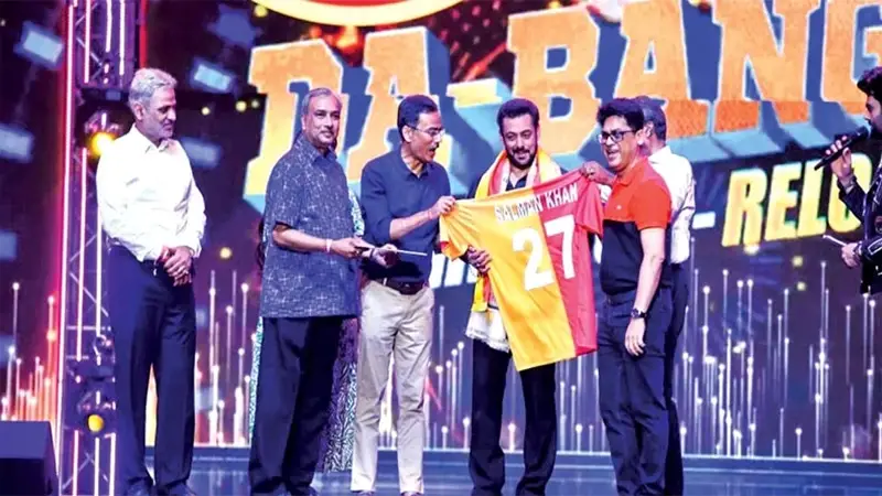 ইস্টবেঙ্গলের আজীবন সদস্যপদ পেয়েও জার্সি পরেননি সালমান ইস্টবেঙ্গলের আজীবন সদস্যপদ পেয়েও জার্সি পরেননি সালমান