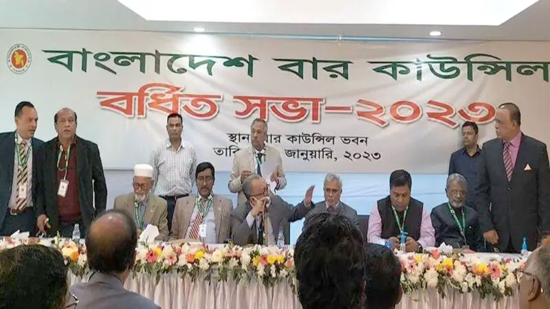 বিএনপি-আওয়ামীপন্থী আইনজীবীদের মধ্যে হট্টগোল বিএনপি-আওয়ামীপন্থী আইনজীবীদের মধ্যে হট্টগোল