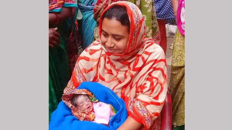 নিঃসন্তান মায়ের কোলে ঠাঁই পেল পরিচয়হীন নবজাতক নিঃসন্তান মায়ের কোলে ঠাঁই পেল পরিচয়হীন নবজাতক