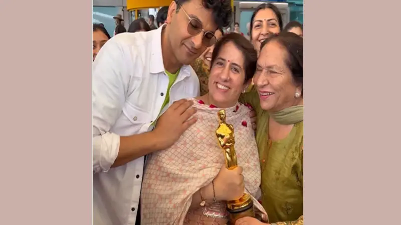 স্বর্ণমন্দিরে কি করছেন প্রযোজক গুনীত মোঙ্গা স্বর্ণমন্দিরে কি করছেন প্রযোজক গুনীত মোঙ্গা