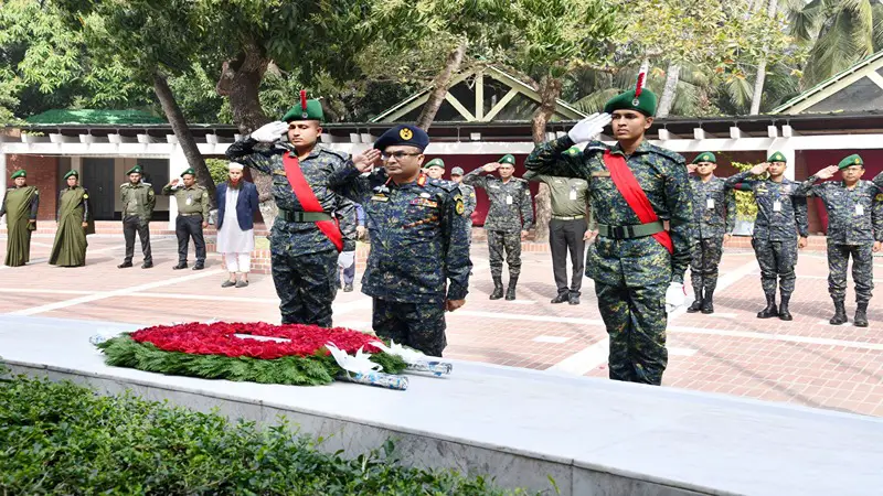 বঙ্গবন্ধুর সমাধিতে আনসার ও গ্রাম প্রতিরক্ষা বাহিনীর মহাপরিচালকের শ্রদ্ধা