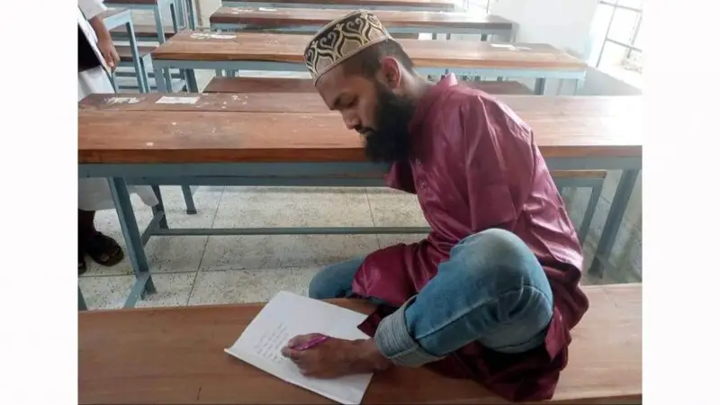পা দিয়ে লিখে জিপিএ-৪.৫৭ পেলেন মাদ্রাসা শিক্ষার্থী হাবিব পা দিয়ে লিখে জিপিএ-৪.৫৭ পেলেন মাদ্রাসা শিক্ষার্থী হাবিব