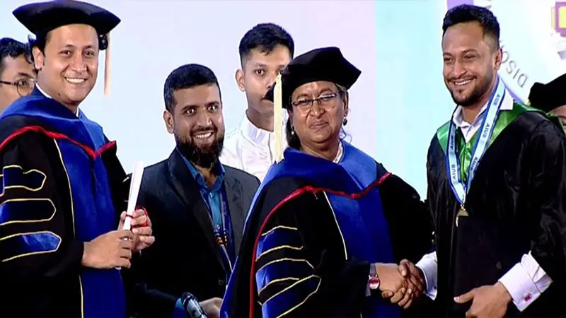 সাকিব আল হাসান এখন গ্রাজুয়েট সাকিব আল হাসান এখন গ্রাজুয়েট