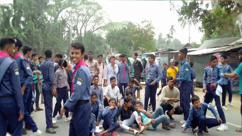 পুরস্কার না পাওয়ায় শিক্ষার্থীদের সড়ক অবরোধ