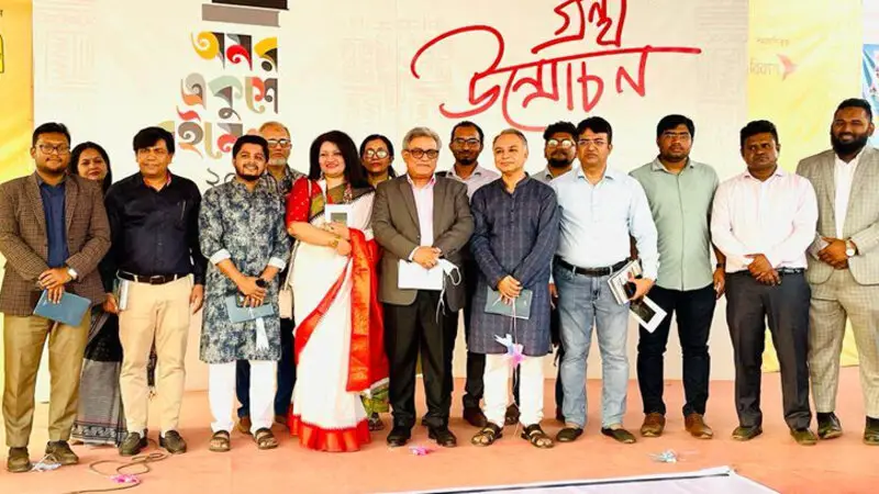 বইমেলার শেষ দিনে আফসানা ফেরদৌসীর দরজার ওপাশে বইমেলার শেষ দিনে আফসানা ফেরদৌসীর দরজার ওপাশে