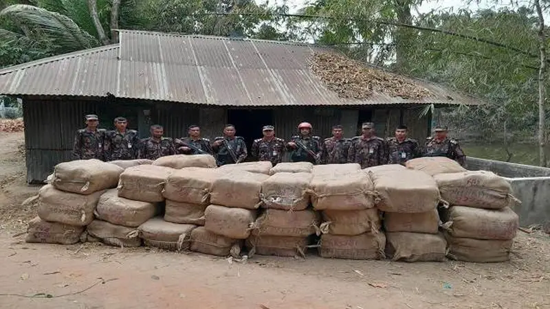 ফেনীর সীমান্ত দিয়ে আসছে কোটি টাকার ভারতীয় কাপড় ফেনীর সীমান্ত দিয়ে আসছে কোটি টাকার ভারতীয় কাপড়