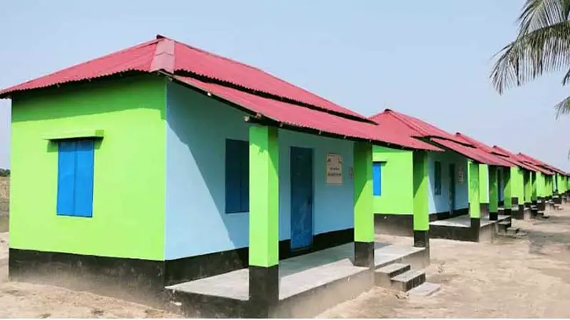 চোখে তাদের আনন্দ অশ্রু, ঝলমলে হাসি মুখে চোখে তাদের আনন্দ অশ্রু, ঝলমলে হাসি মুখে