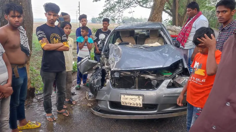 প্রাইভেটকার নিয়ন্ত্রণ হারিয়ে গাছের সাথে ধাক্কা প্রাইভেটকার নিয়ন্ত্রণ হারিয়ে গাছের সাথে ধাক্কা