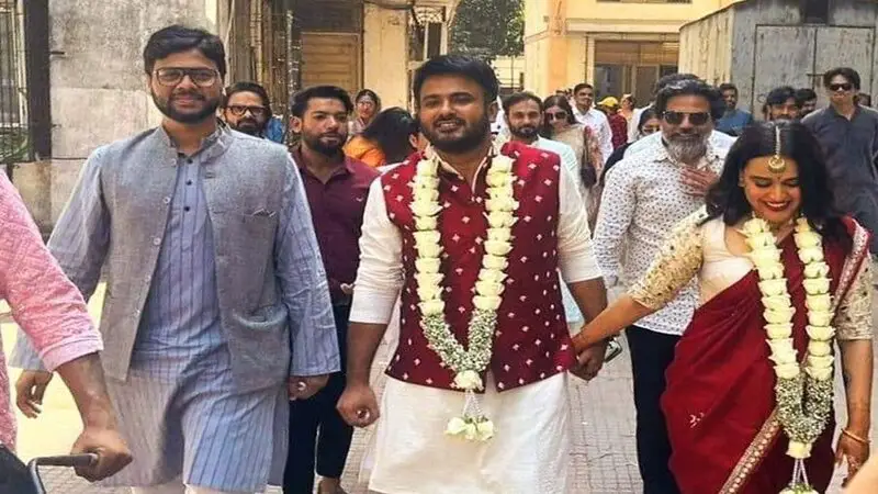 সবাইকে চমকে দিয়ে যুবনেতার সঙ্গে অভিনেত্রীর বিয়ে সবাইকে চমকে দিয়ে যুবনেতার সঙ্গে অভিনেত্রীর বিয়ে