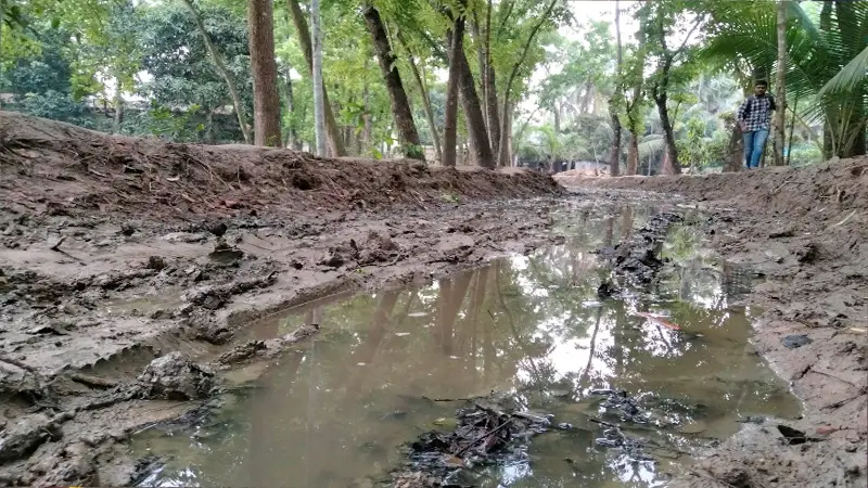 সড়ক যেন খাল, জনদুর্ভোগ চরমে সড়ক যেন খাল, জনদুর্ভোগ চরমে
