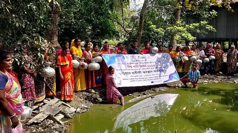 বিশুদ্ধ পানির দাবিতে পুকুর পাড়ে কলসি নিয়ে অবস্থান