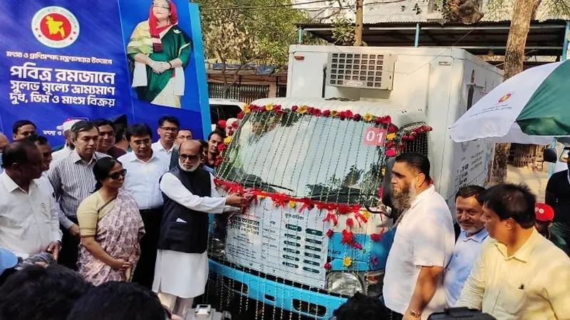 রাজধানীতে ভ্রাম্যমাণ গরু ও খাসির গোশত বিক্রি শুরু রাজধানীতে ভ্রাম্যমাণ গরু ও খাসির গোশত বিক্রি শুরু