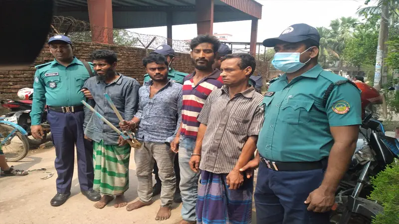 ডাকাতিকালে কলেজ ছাত্রকে খুন, গ্রেফতার ৫ ডাকাতিকালে কলেজ ছাত্রকে খুন, গ্রেফতার ৫