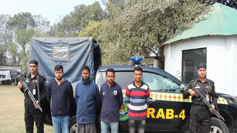 প্রতারক চক্রের ৪ সদস্য গ্রেপ্তার প্রতারক চক্রের ৪ সদস্য গ্রেপ্তার