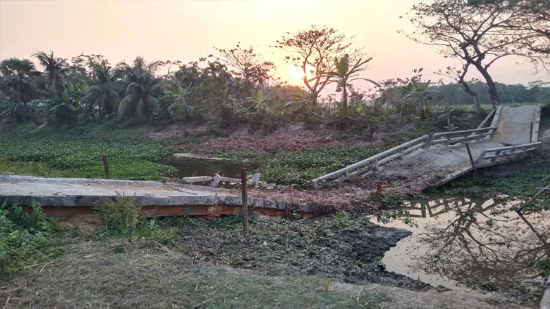 এক বছর ব্রিজ ভেঙে পড়ে আছে খালে, দুর্ভোগ এক বছর ব্রিজ ভেঙে পড়ে আছে খালে, দুর্ভোগ