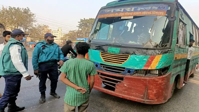 রাজধানীতে রুট পারমিটবিহীন ৩ বাস জব্দ 