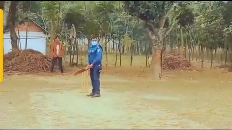 ভোট কেন্দ্রের মাঠে ক্রিকেট খেলে ভাইরাল পুলিশ কর্মকর্তা ভোট কেন্দ্রের মাঠে ক্রিকেট খেলে ভাইরাল পুলিশ কর্মকর্তা