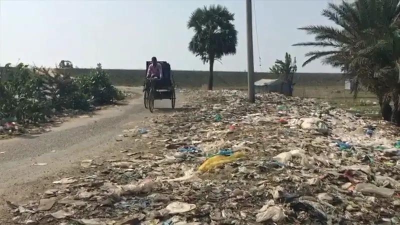 চলাচলের সড়কে বর্জ্য ফেলায় জনদুর্ভোগ চরমে