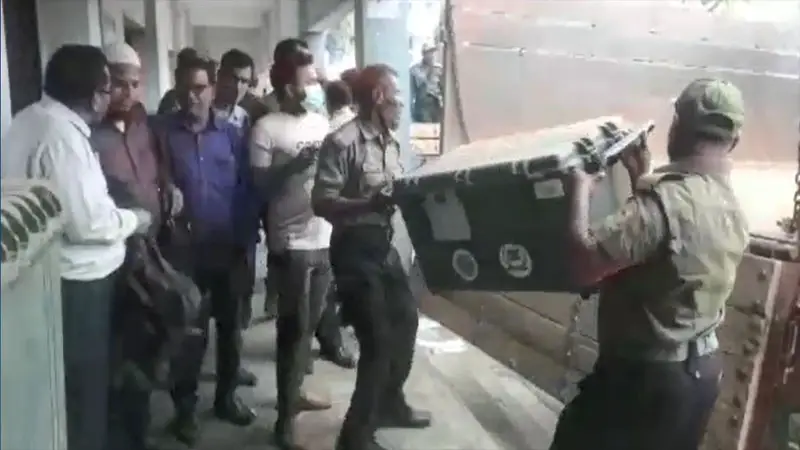 ইউপি ও পৌর নির্বাচনে কেন্দ্রেগুলোতে পৌছানো হচ্ছে ইভিএমসহ সরঞ্জাম ইউপি ও পৌর নির্বাচনে কেন্দ্রেগুলোতে পৌছানো হচ্ছে ইভিএমসহ সরঞ্জাম