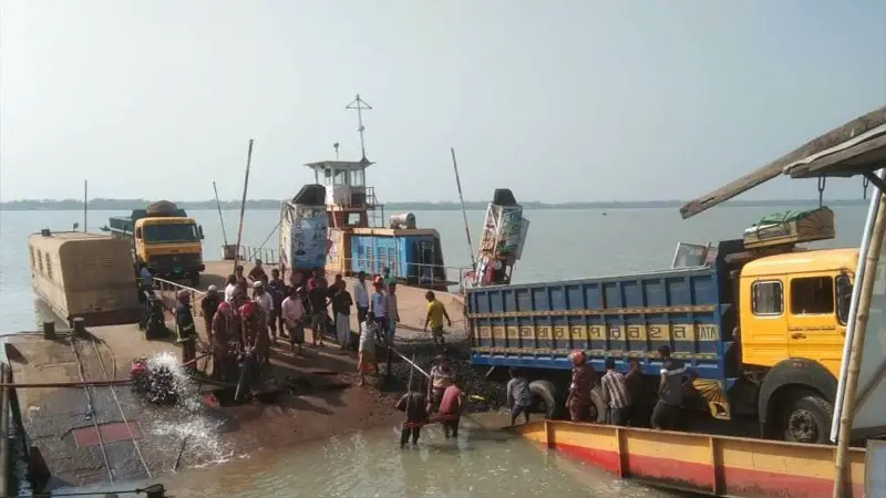 ওভার লোডিং ট্রাক পরিবহন করায় পল্টুন দেবে ফেরি চলাচল বন্ধ 