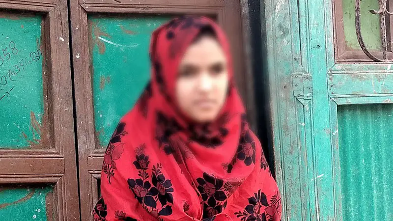 বিয়ের দাবীতে প্রেমিকের ঘরের দরজায় কিশোরী বিয়ের দাবীতে প্রেমিকের ঘরের দরজায় কিশোরী