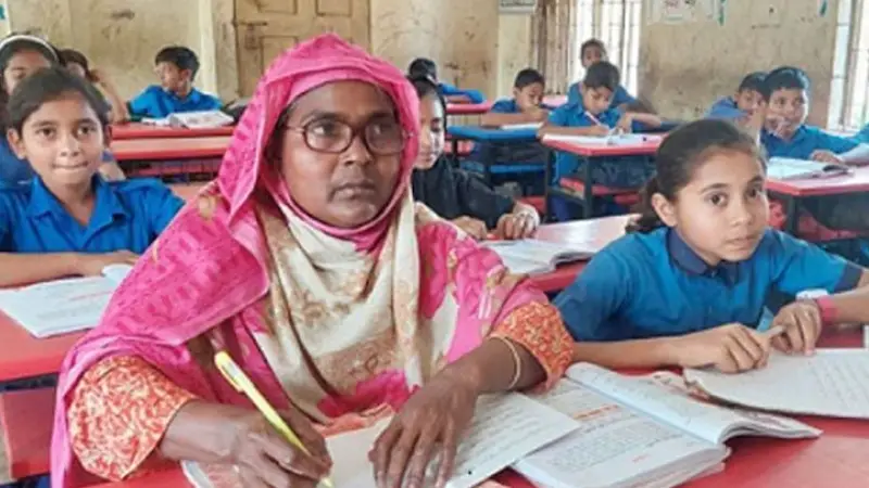 পঞ্চম শ্রেণিতে পড়ছেন ৫১ বছর বয়সী হাসিনা খাতুন পঞ্চম শ্রেণিতে পড়ছেন ৫১ বছর বয়সী হাসিনা খাতুন