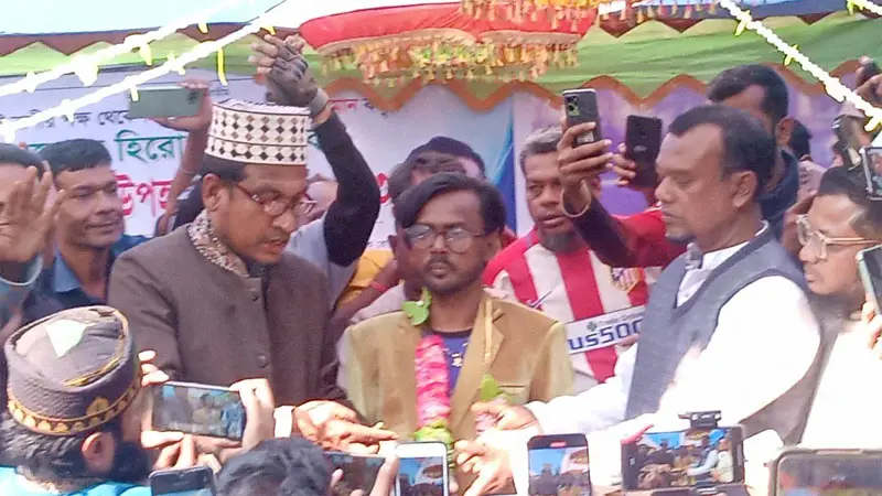 উপহারের গাড়ি দান করলেন হিরো আলম উপহারের গাড়ি দান করলেন হিরো আলম
