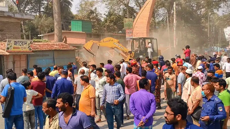 মেহেরপুরে রাস্তার দুই পাশে অবৈধ স্থাপনা উচ্ছেদ মেহেরপুরে রাস্তার দুই পাশে অবৈধ স্থাপনা উচ্ছেদ
