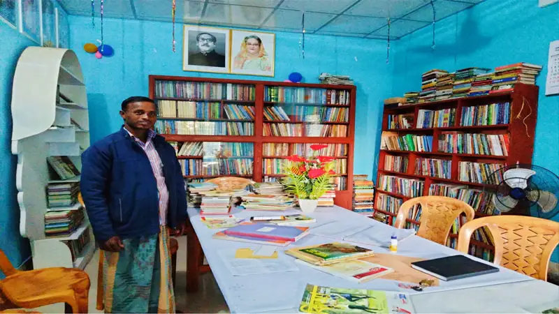 দিন মজুরীর টাকা দিয়ে গড়ে তুললেন লাইব্রেরী, এলাকায় চাঞ্চল্য দিন মজুরীর টাকা দিয়ে গড়ে তুললেন লাইব্রেরী, এলাকায় চাঞ্চল্য